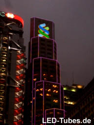 multicolor LED Tubes am Skyscraper