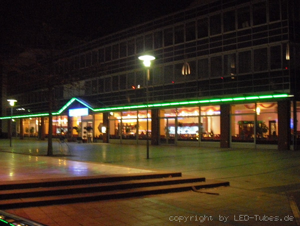 aussen_laden_beleuchtung_mit_led_tubes_dmx