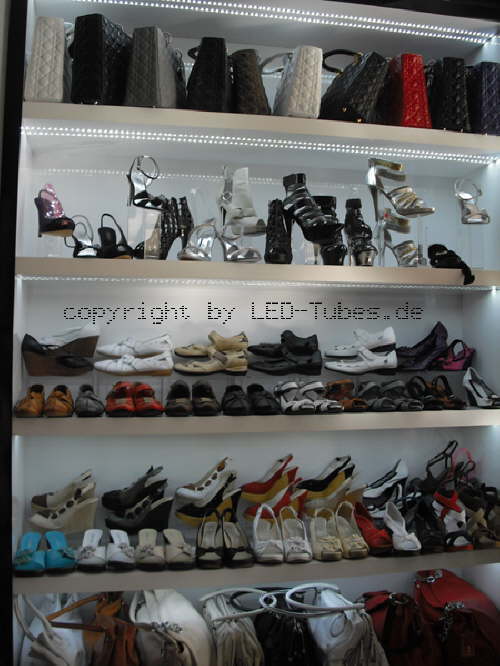 laden_regal_mit_led_licht_streifen