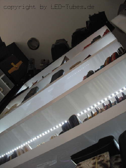 laden_regal_mit_led_licht_stripe