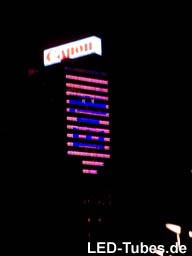LED Tubes als Grafik Display an einer Hauswand